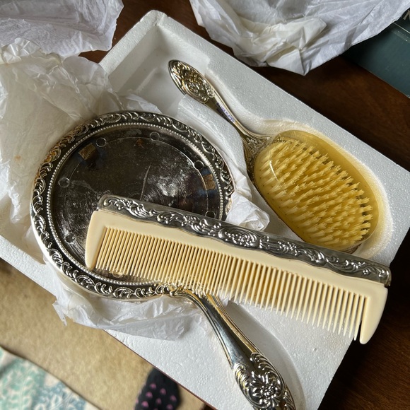 VINTAGE INTERNATIONAL SILVER COMPANY GROOMING KIT (x2)!!! - Picture 7 of 9